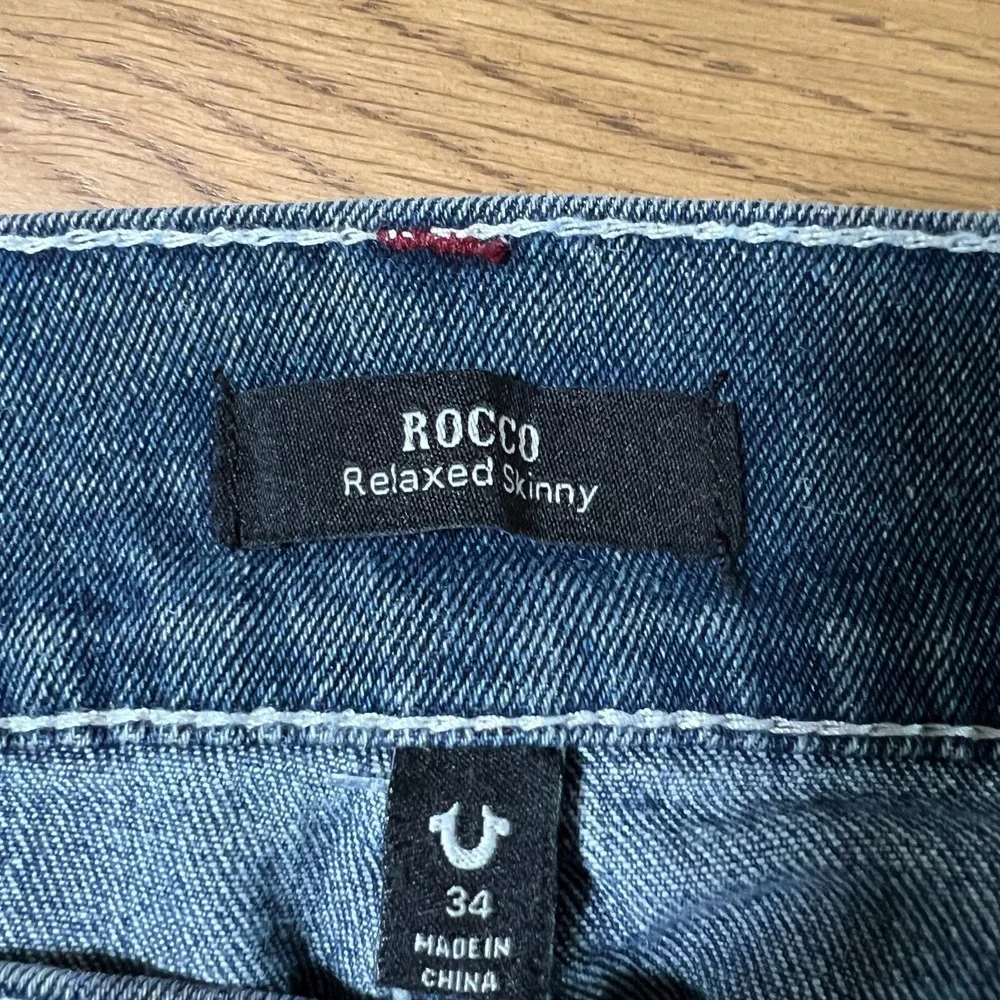 True Religion Mens Rocco Relaxed Skinny Jeans Sz‎ 34 Red Stitch Designer Denim